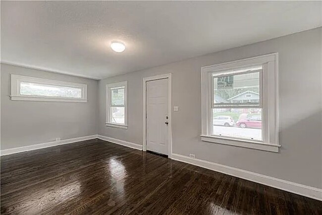 Building Photo - Charming and remodeled 2 bedroom in the bl...