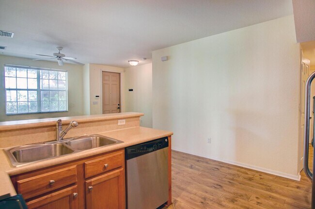 Foto del edificio - 1020 E Longport Cir