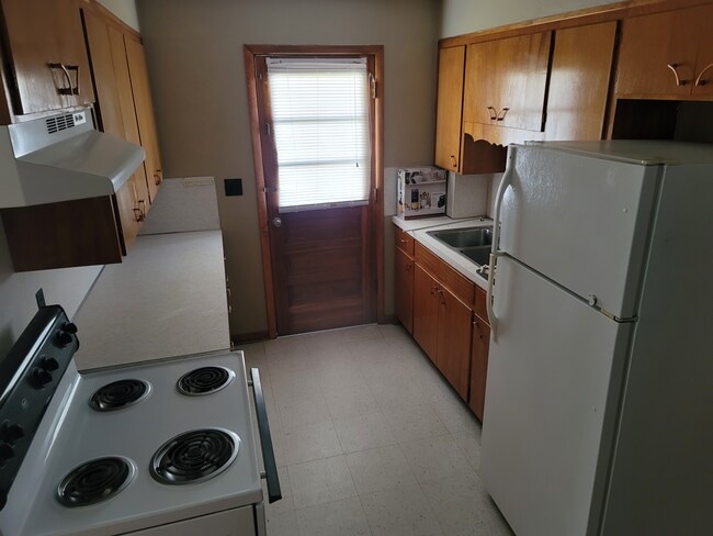 Full Kitchen with ice maker fridge. - 1127 Aebersold Dr