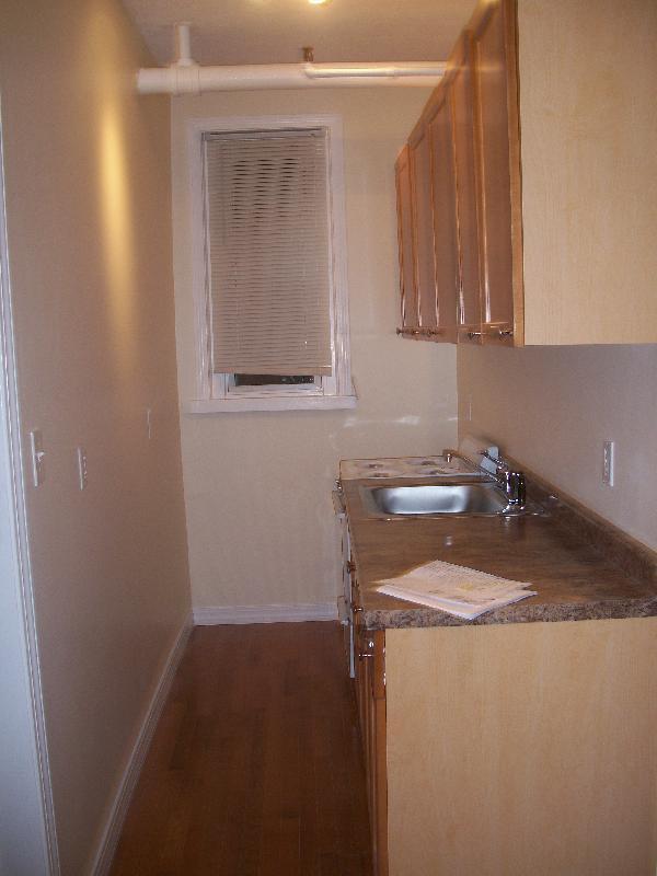 Building Photo - 466 Park Dr