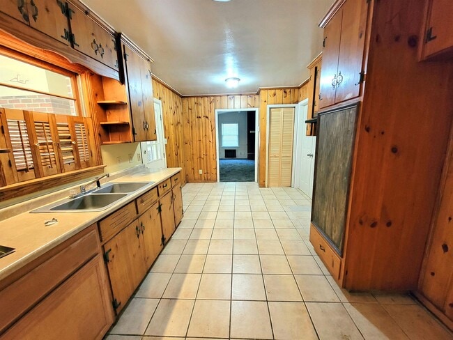 Building Photo - 1325 Buckingham Dr