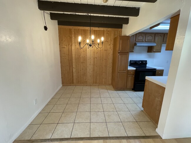 Dining area - 1923 Harriman Ln