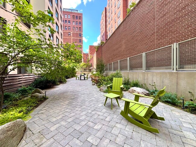 Building Photo - 535 W 52nd St
