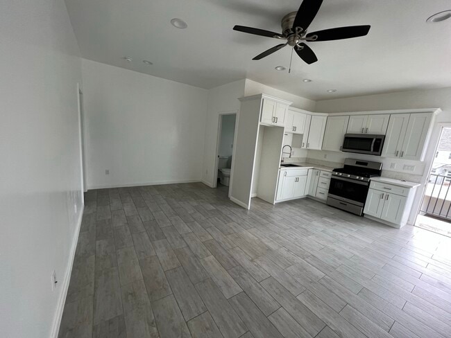 Building Photo - 318 S Chevy Chase Dr