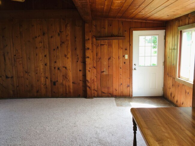 Building Photo - 3 bedroom/1.5 bath home in Devola