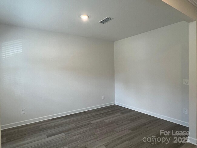 Foto del edificio - 2141 Sunflower Cir