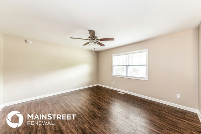 Foto del edificio - 245 Foxglen Rd