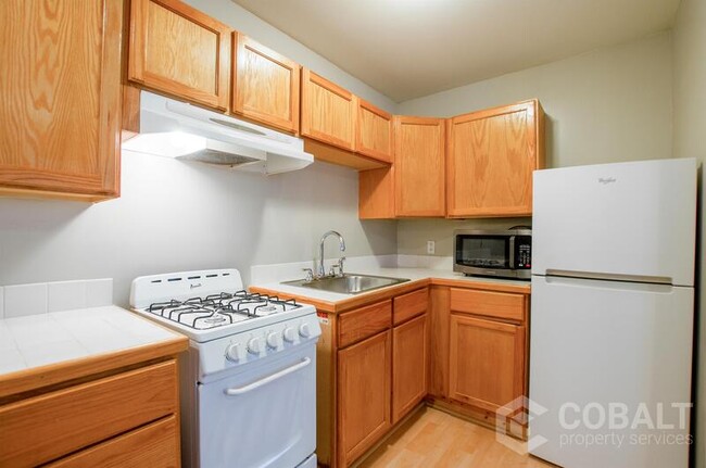 Building Photo - 678 Somerset Terrace NE