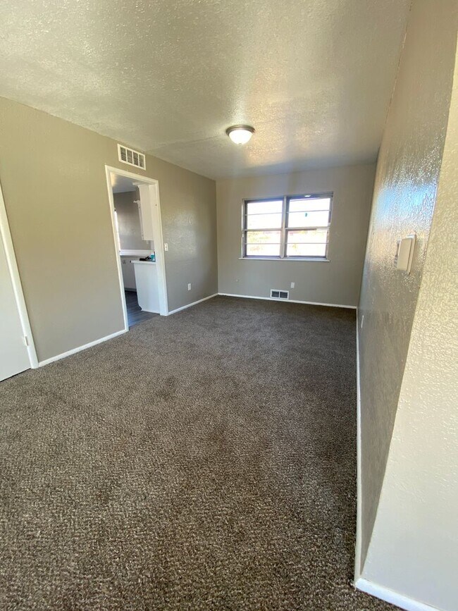 Building Photo - 5 BED HOUSE in MOORE