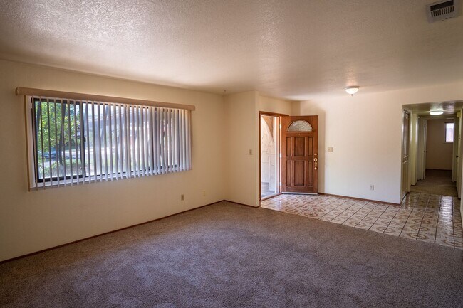 Building Photo - Spacious 4BR/2BA Family Home Near Top Schools