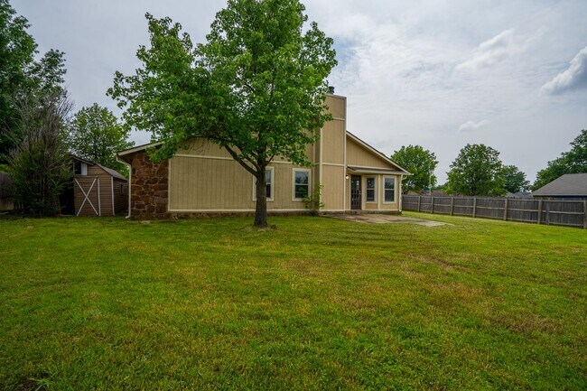 Foto del edificio - Charming 3-Bedroom, 2-Bath Home in Broken ...