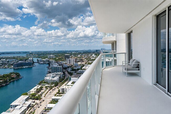 Foto del edificio - 6365 Collins Ave