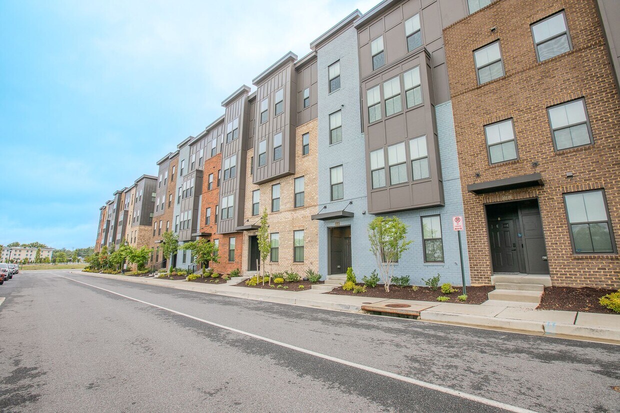 Primary Photo - Beautiful 3 BR/2.5 BA Townhome in Laurel!