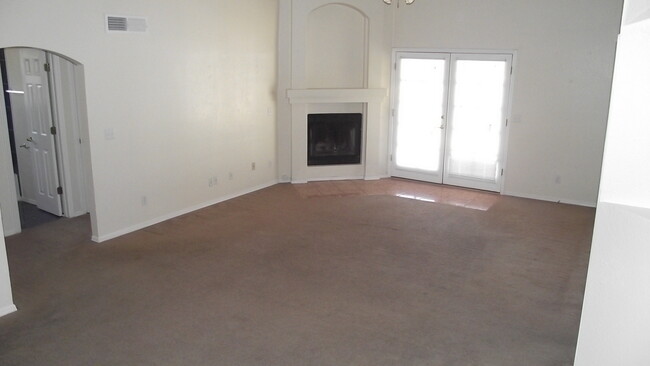 Building Photo - East El Paso 3bed/bath!