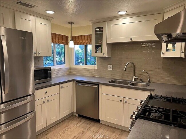Foto del edificio - 511 Lazy Creek Cir