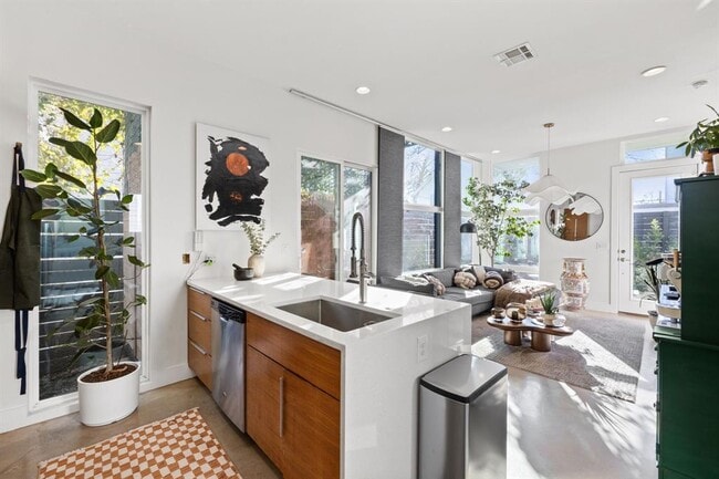 Building Photo - 1904 E 17th St