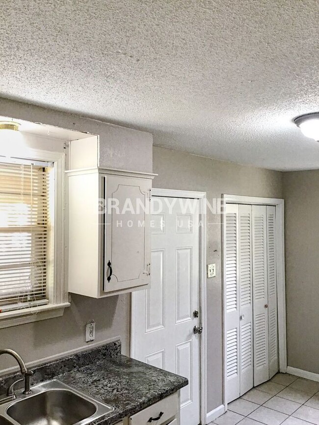 Building Photo - Captivating 3BR! Be the first one to apply!