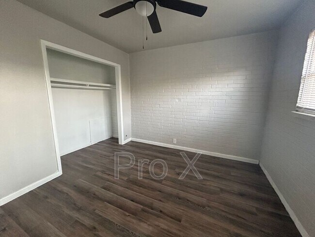 Foto del edificio - 704 W Oak St