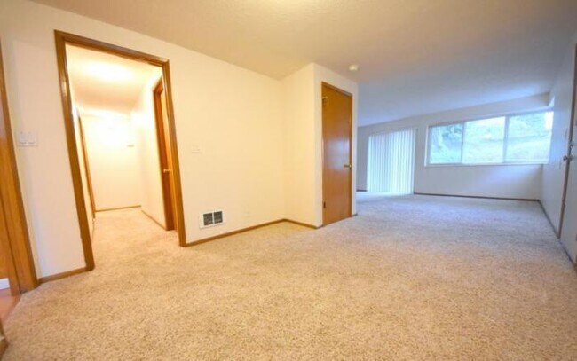 Building Photo - 3 bedroom in Seattle WA 98103