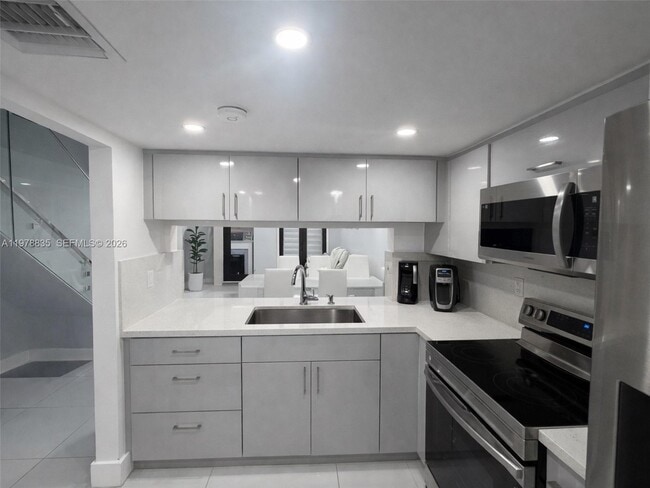 Foto del edificio - 844 W 41st St