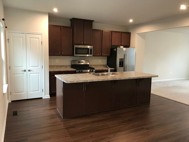 Cocina - distribución abierta con isla - 2802 Wheatland Station Way