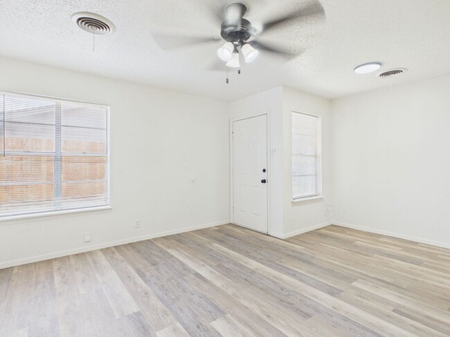Building Photo - Adorable 2 bedroom 1 bath close to hospitals!