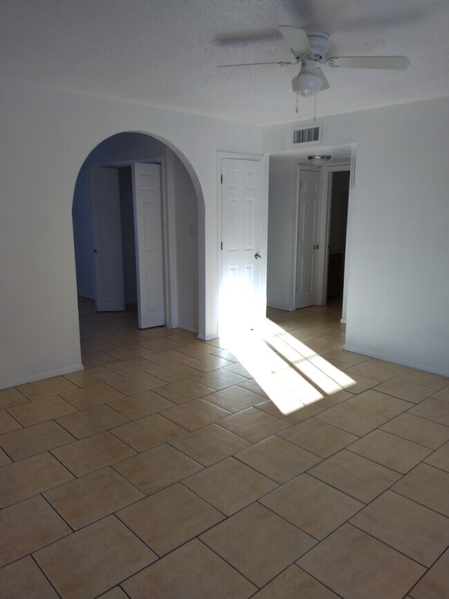 Foto del edificio - 1322 S Sandburg Dr