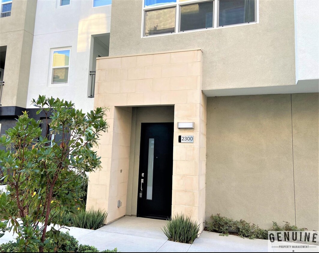 Foto principal - Tri-Level Townhouse in Irvine!