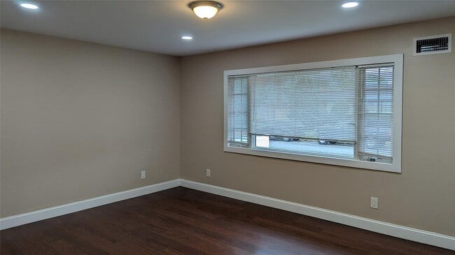 Building Photo - 476 Whittier Ave