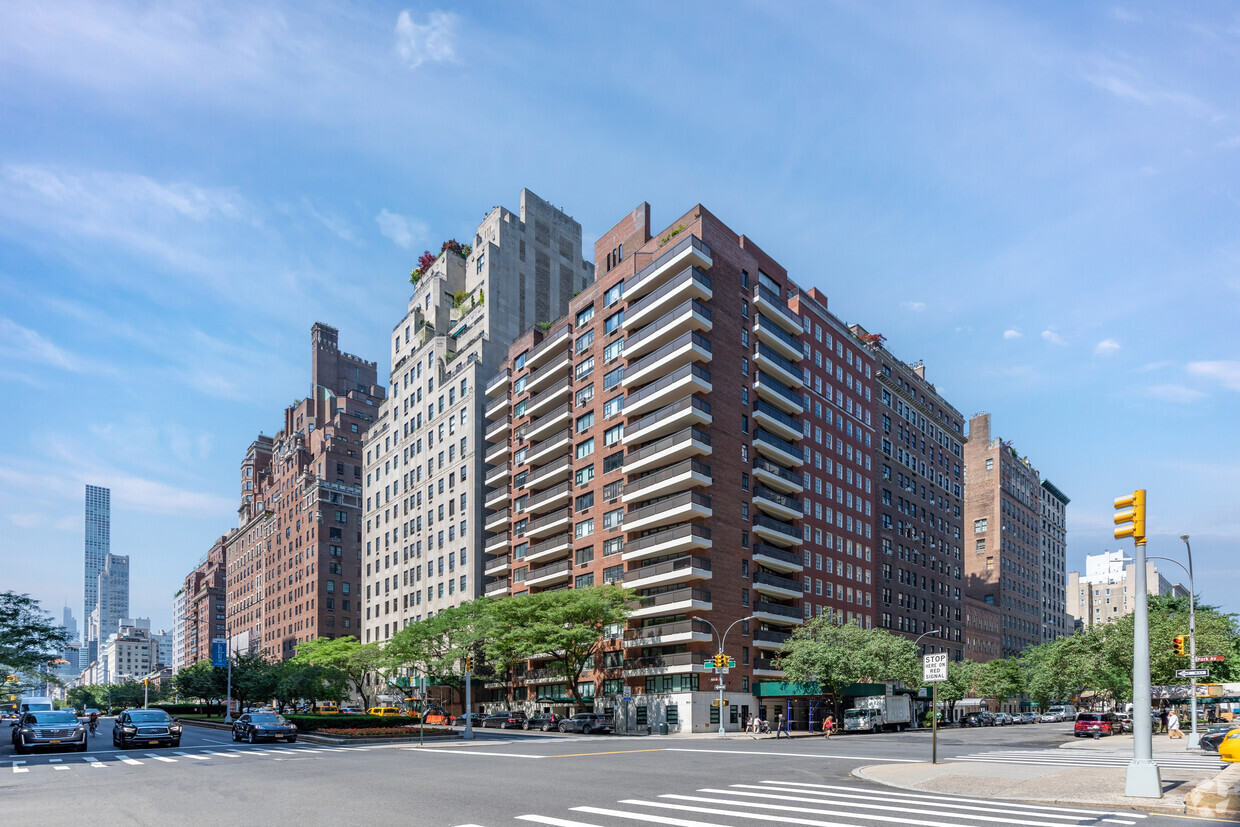 Primary Photo - 750 Park Ave