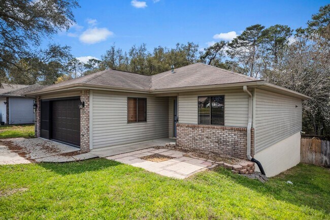 Building Photo - Updated in home in convenient location!!