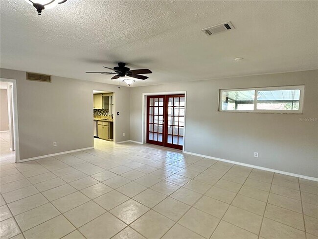 Building Photo - 2049 Sandpiper Dr