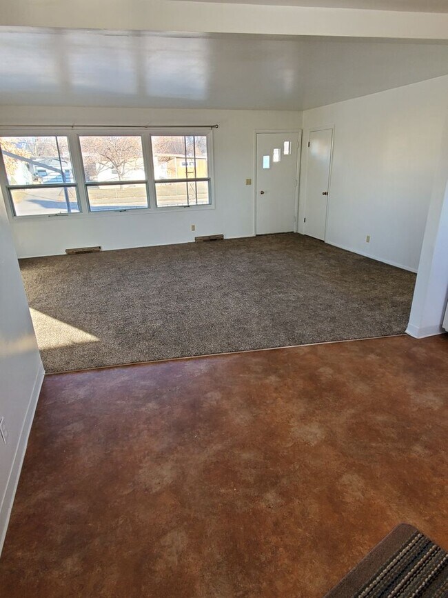 Building Photo - Great Dog Friendly 3 Bedroom House with a ...