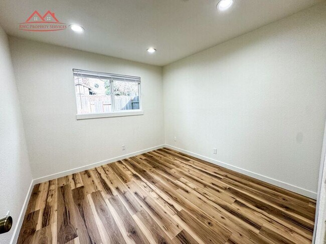 Building Photo - 5457 E Knoll Dr