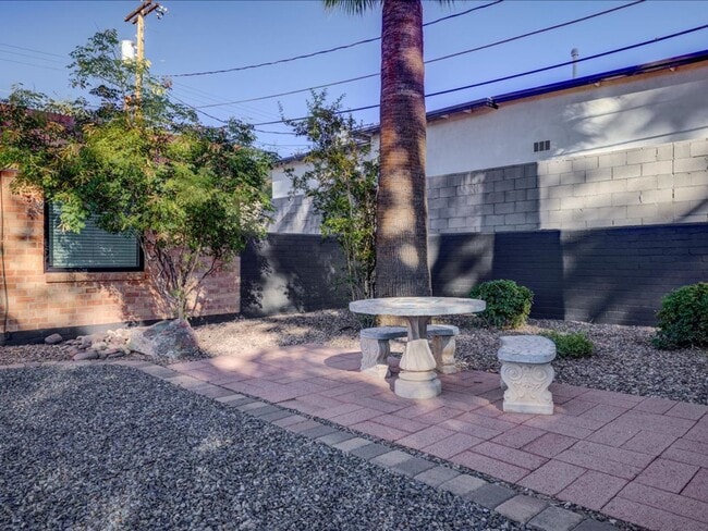 Foto del edificio - Charming 2-Bedroom, 1-Bath Home with Community pool and on site laundry facility!