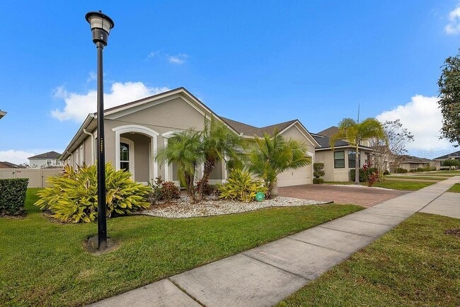 Building Photo - 2450 Chateau Lp