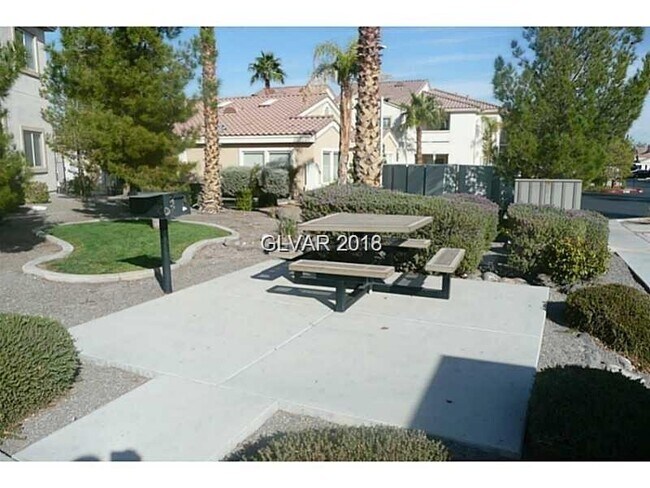 Building Photo - Stephanie St. 2725