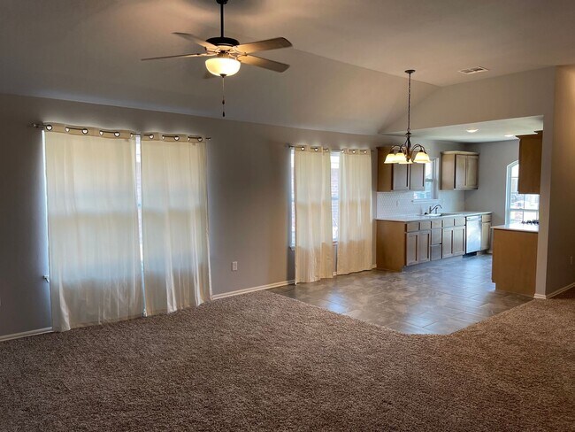 Foto del edificio - Mustang Schools! 3 bed 2 bath in Yukon! Built in 2020, Beautiful finishes and fenced backyard.