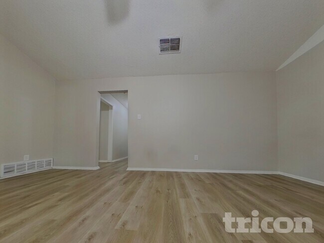 Foto del edificio - 6212 Douglas Dr