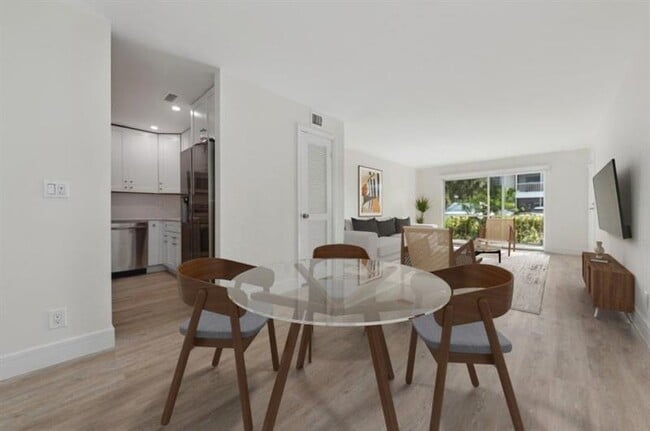 Building Photo - 6491 Bay Club Dr