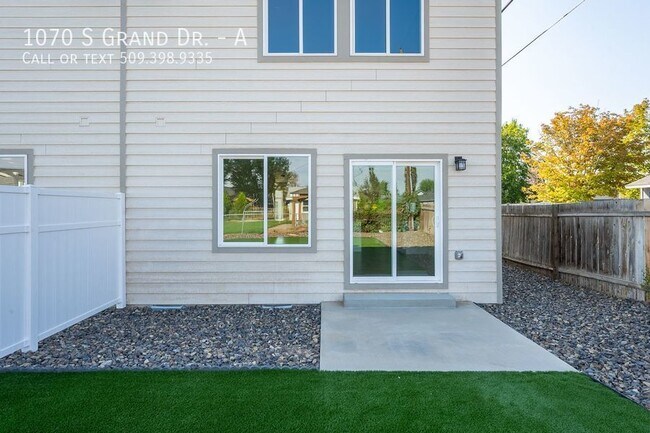Building Photo - 3 Bed, 2 Bath Duplex! Includes WSG