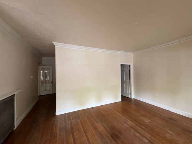 Building Photo - 2 Bedroom Unit in the the old Beta Theta Pi Fraternity House near UofO Campus