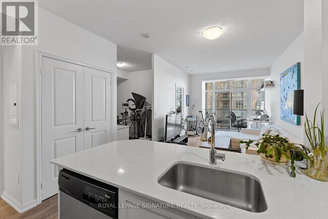 Photo du bâtiment - 85-1585 E Liberty St