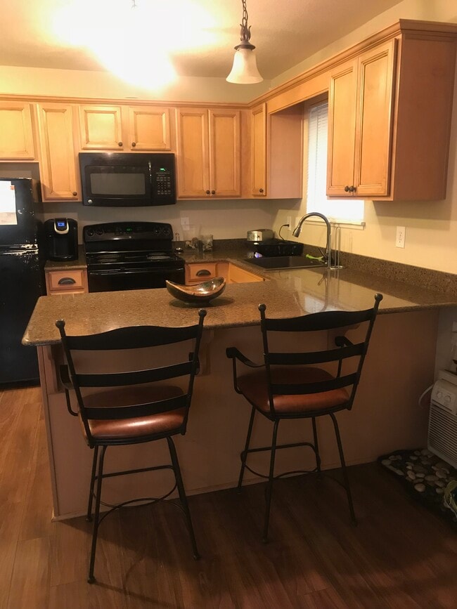 Custom kitchen with pantry & Silestone counters - 1209 W Plum St