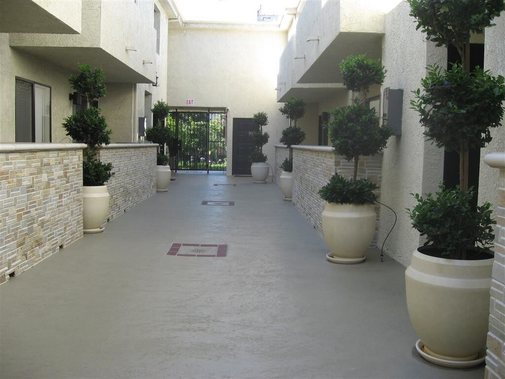 Primary Photo - 15141 Burbank Blvd