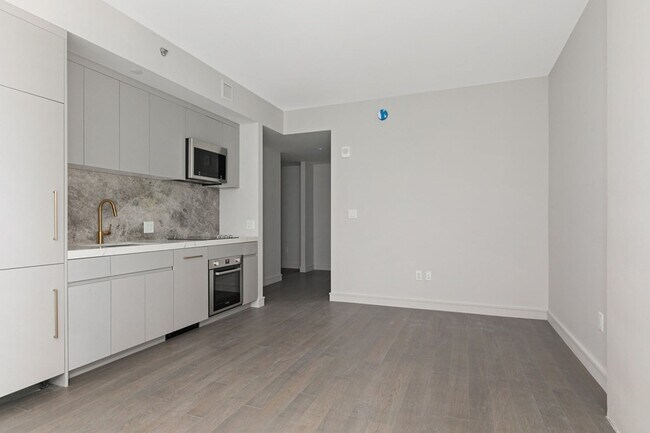 Building Photo - 47 Lagrange St