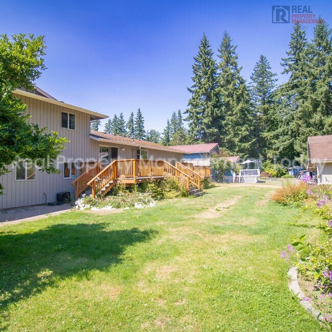 Foto del edificio - Charming 3 Bedroom with Huge Backyard!