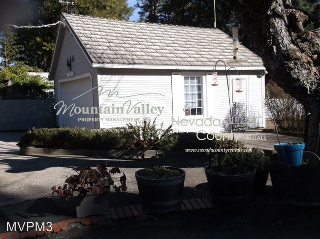 Building Photo - 635 Searls Ave