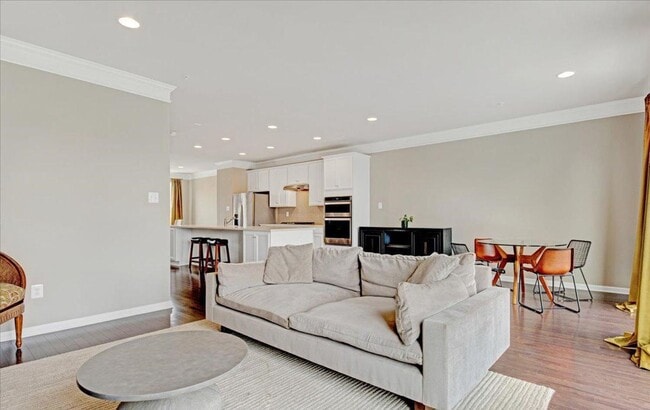 Building Photo - MAGNIFICENT 2,700 Sq Ft Three Bedroom 4 Ba...