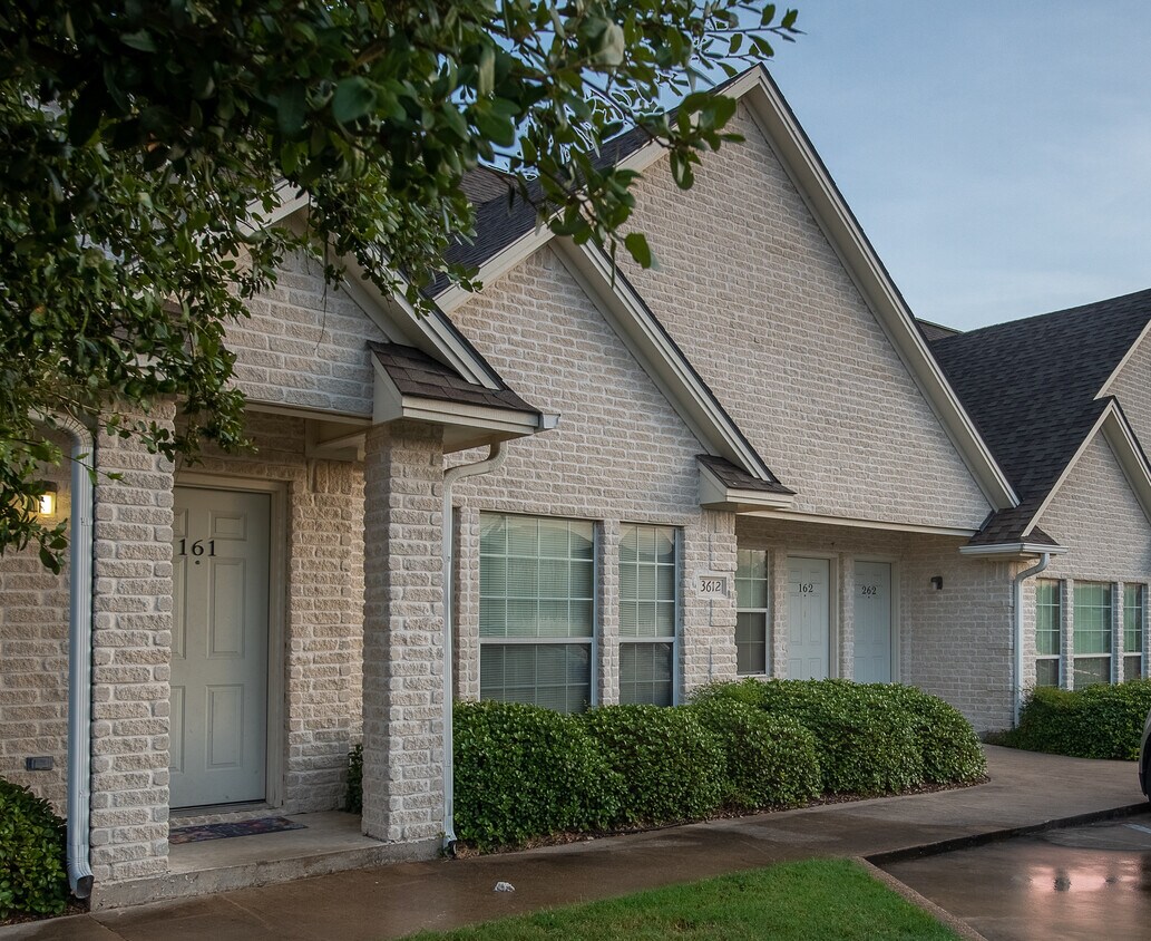Primary Photo - 3616 S Hampton Ct